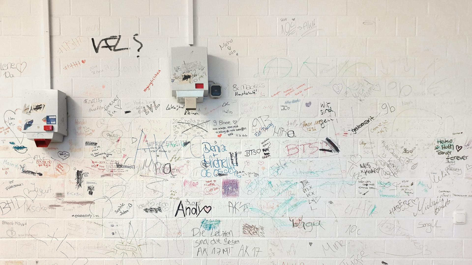 Kritzeleien an der Wand einer Sporthalle in Deutschland Kritzeleien an der Wand einer Sporthalle in Deutschland