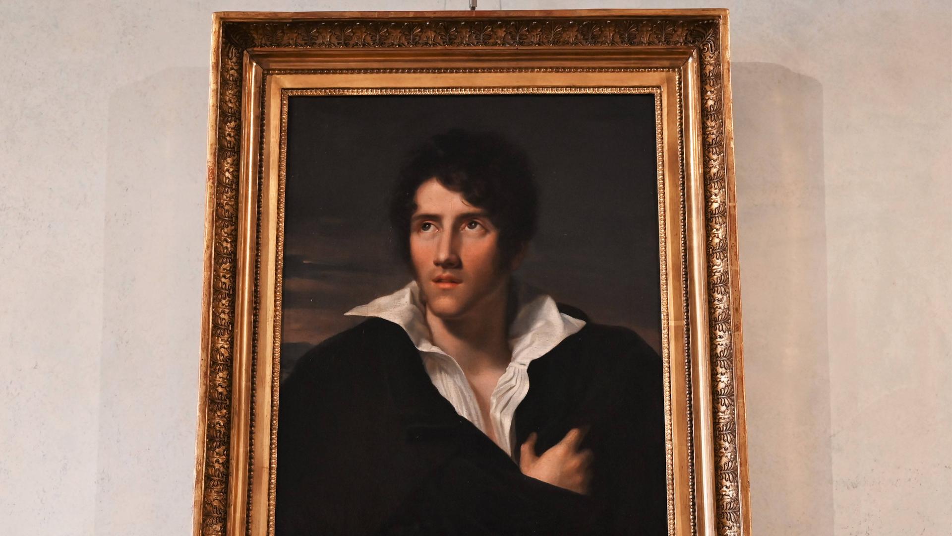 Das Porträt-Gemälde des italienischen Schriftstellers Alessandro Manzoni hängt im Museum Casa Manzoni in Mailand Das Porträt-Gemälde des italienischen Schriftstellers Alessandro Manzoni hängt im Museum Casa Manzoni in Mailand