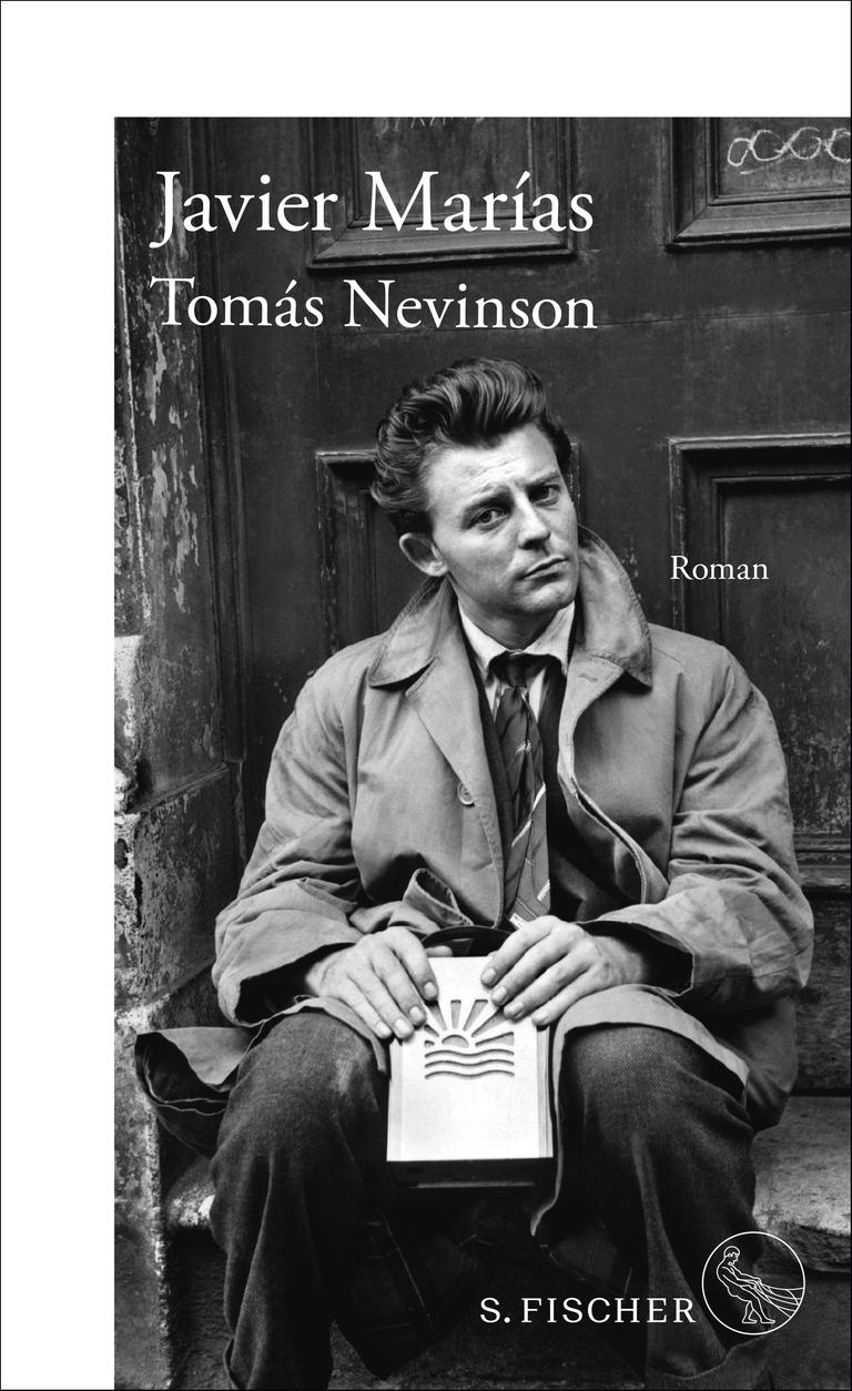 Das Cover zeigt die Schwarzweiß-Fotografie eines Mannes (vermutlich Marias) im Trenchcoat, der auf einer Treppenstufe vor einer Tür sitzt und ein Buch in der Hand hält. Darüber Autorenname und Buchtitel. Das Cover zeigt die Schwarzweiß-Fotografie eines Mannes (vermutlich Marias) im Trenchcoat, der auf einer Treppenstufe vor einer Tür sitzt und ein Buch in der Hand hält. Darüber Autorenname und Buchtitel.