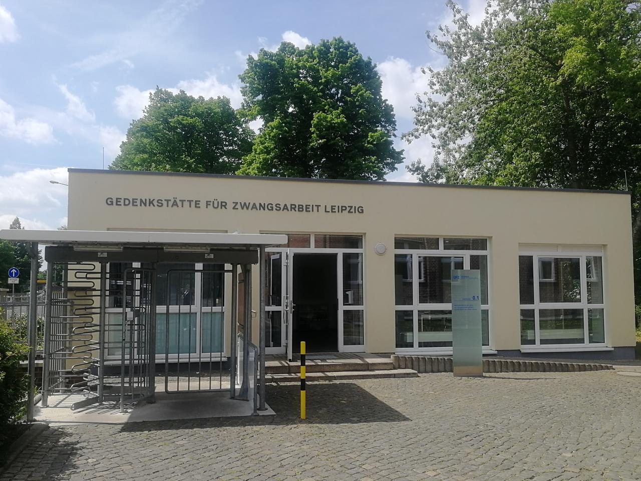 Das Gebäude der Gedenkstätte Zwangsarbeit in Leipzig ist ein Flachbau und war einst ein Pförtnerhäuschen.