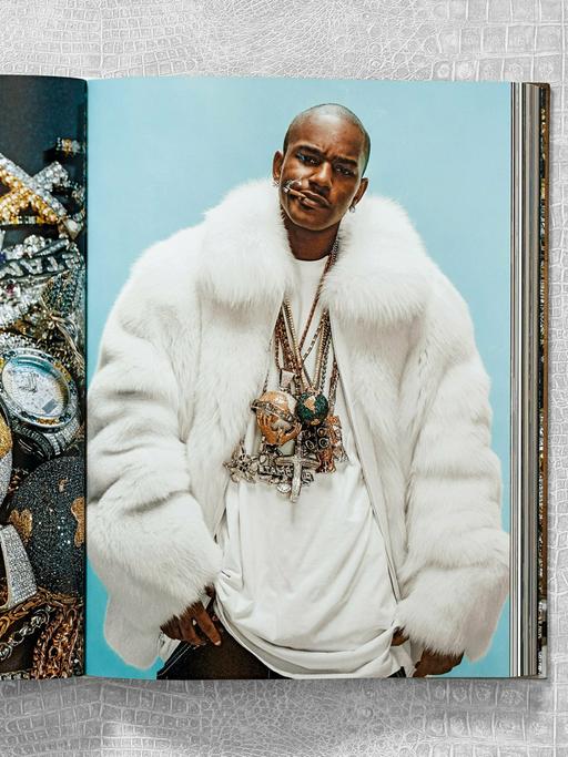 Eine aufgeschlagene Seite aus dem Buch: "Ice Cold. A Hip-Hop Jewelry History", Taschen Verlag 2022.
