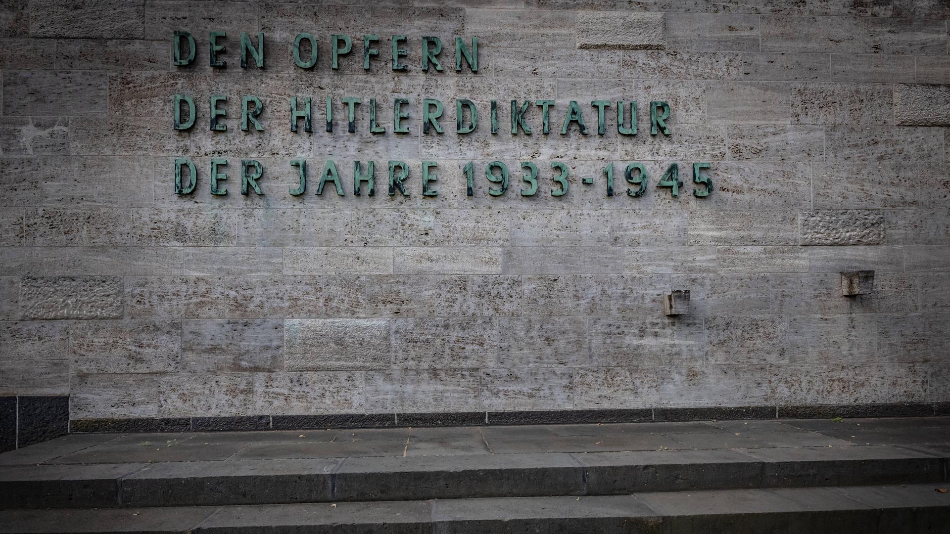 Auf einer Mauer steht in Großbuchstaben: Den Opfern der Hitler-Diktatur der Jahre 1933 bis 1945.