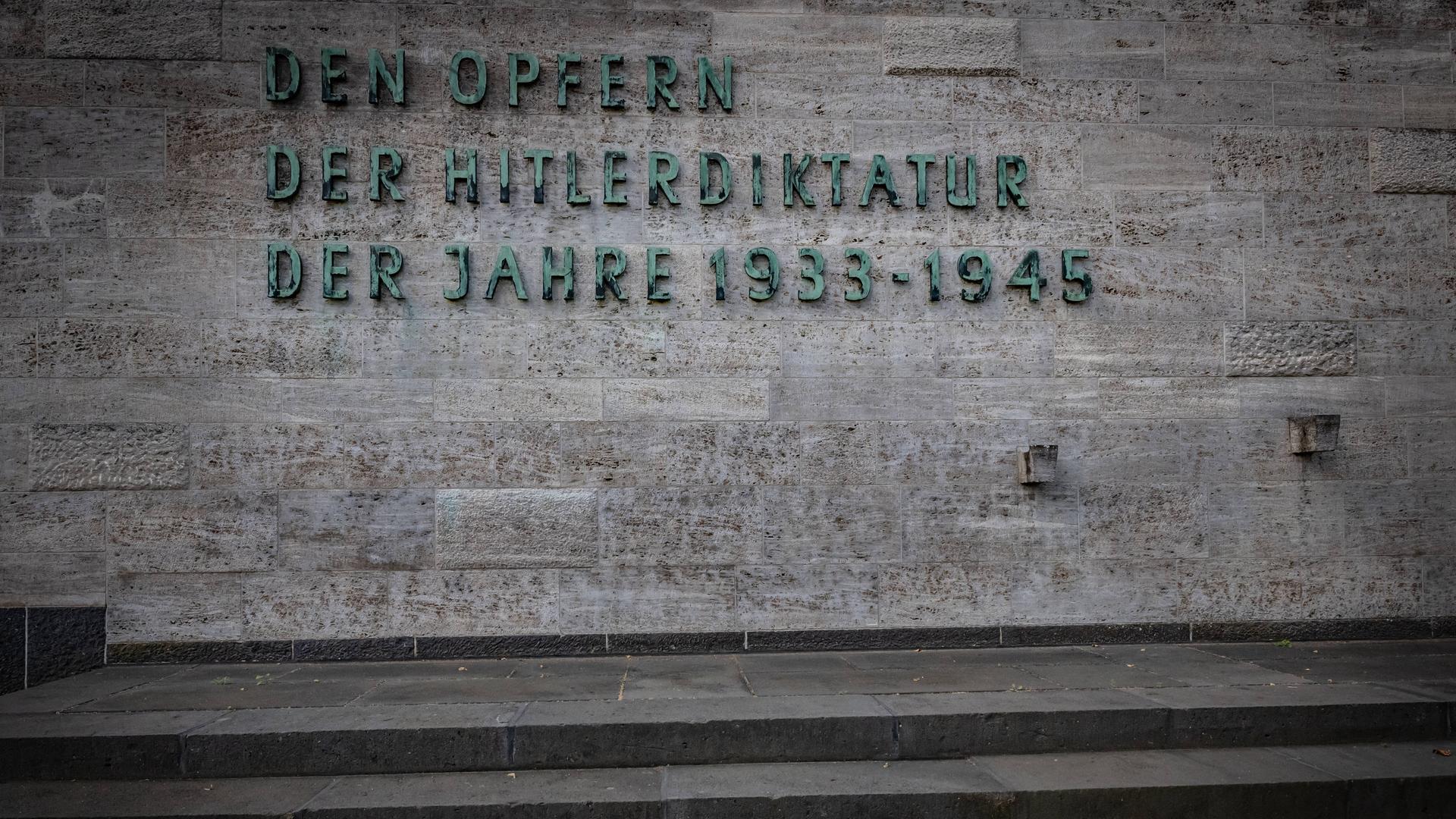 Auf einer Mauer steht in Großbuchstaben: Den Opfern der Hitler-Diktatur der Jahre 1933 bis 1945. Auf einer Mauer steht in Großbuchstaben: Den Opfern der Hitler-Diktatur der Jahre 1933 bis 1945.
