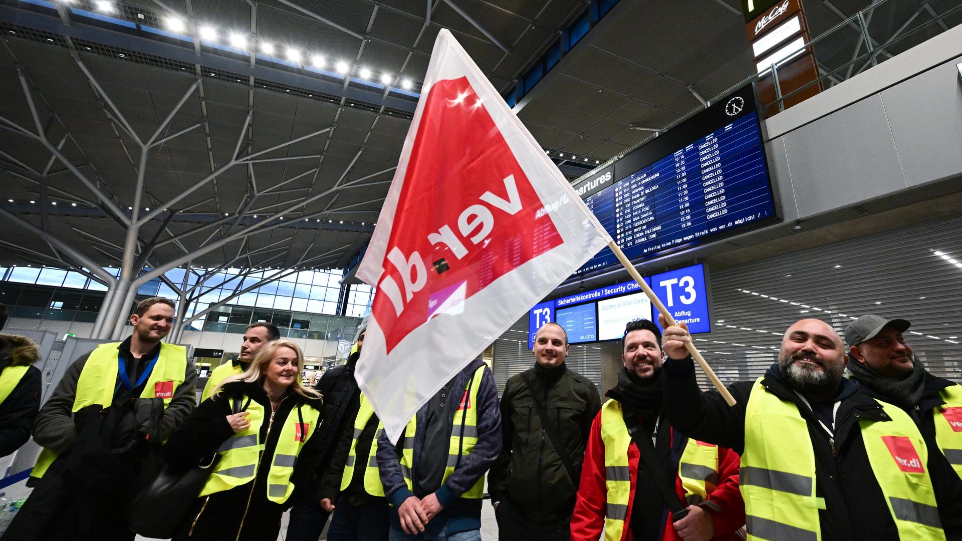 Tarifstreit - Warnstreiks Im Flugverkehr - Vier Flughäfen Betroffen ...