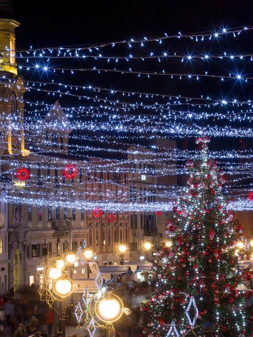 Lichterketten als Weihnachtsbeleuchtung in einer Großstadt.