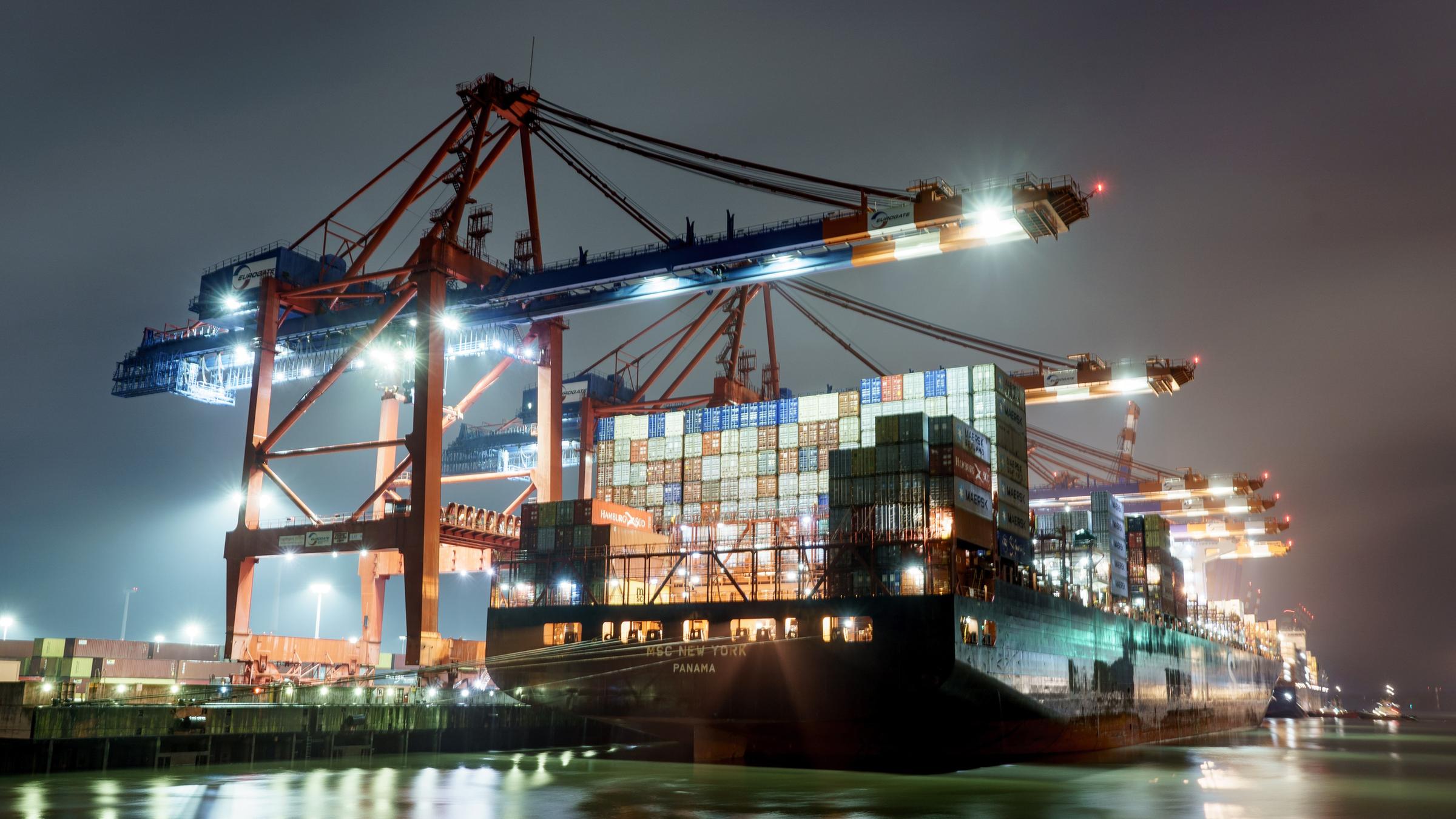 Das Containerschiff "MSC New York" wird am frühen Morgen am Eurogate- Terminal im Hamburger Hafen abgefertigt.