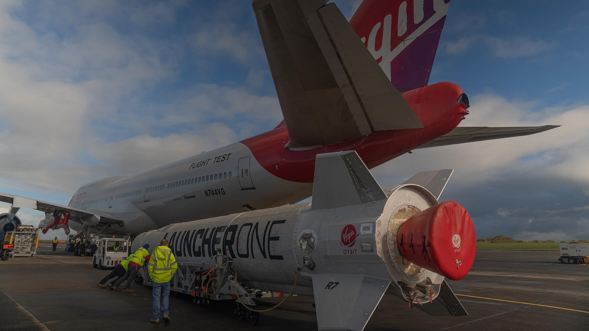 Eine speziell zu einer fliegenden Startrampe umgebauten Boeing 747 von Vigin Orbit, im Vordergund ist die dazugehörige Rakete zu sehen, mit der Satelliten in die Erdumlaufbahn gebracht werden sollten. Eine speziell zu einer fliegenden Startrampe umgebauten Boeing 747 von Vigin Orbit, im Vordergund ist die dazugehörige Rakete zu sehen, mit der Satelliten in die Erdumlaufbahn gebracht werden sollten.