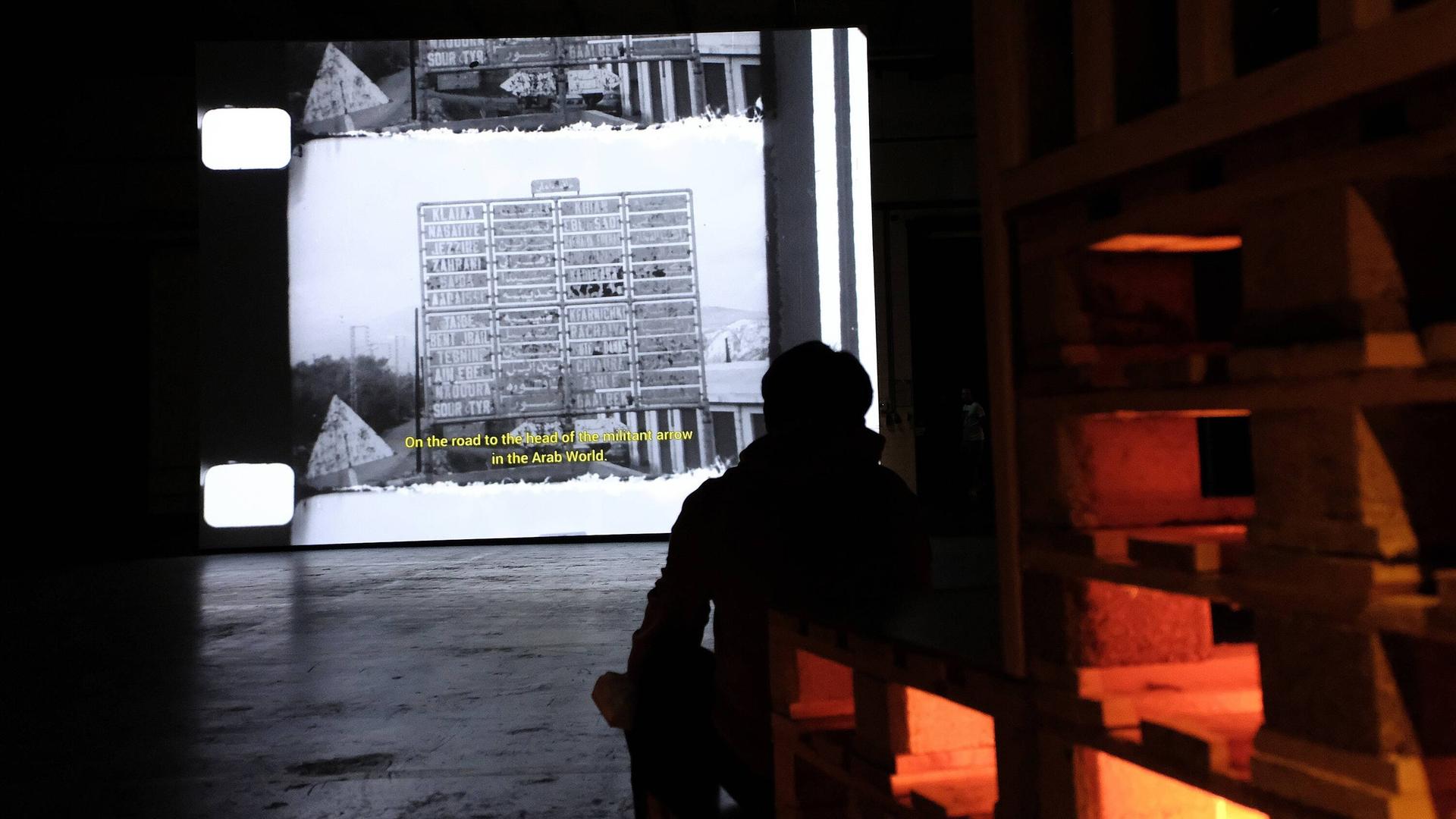 Ein Besucher betrachtet einen Film der Reihe "Tokyo Reels Film Festival" auf der Documenta.