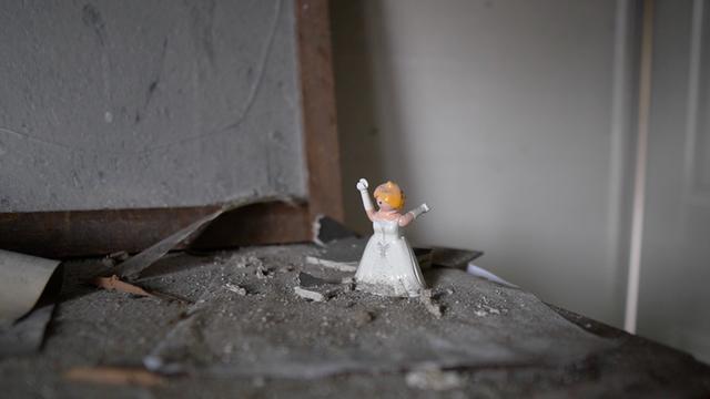 Nahaufnahme einer verbrannten Brautfigur von Playmobil.