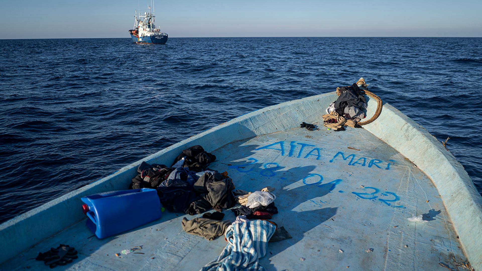 Ein verlassenes Flüchtlingsboot vor der libyschen Küste am 28.1.2022 Ein verlassenes Flüchtlingsboot vor der libyschen Küste am 28.1.2022