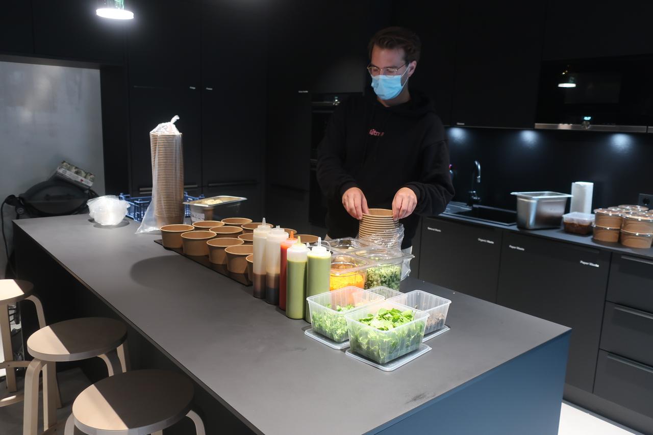 Ein Mann steht in einer Küche und kocht. Ein Mann steht in einer Küche und kocht.