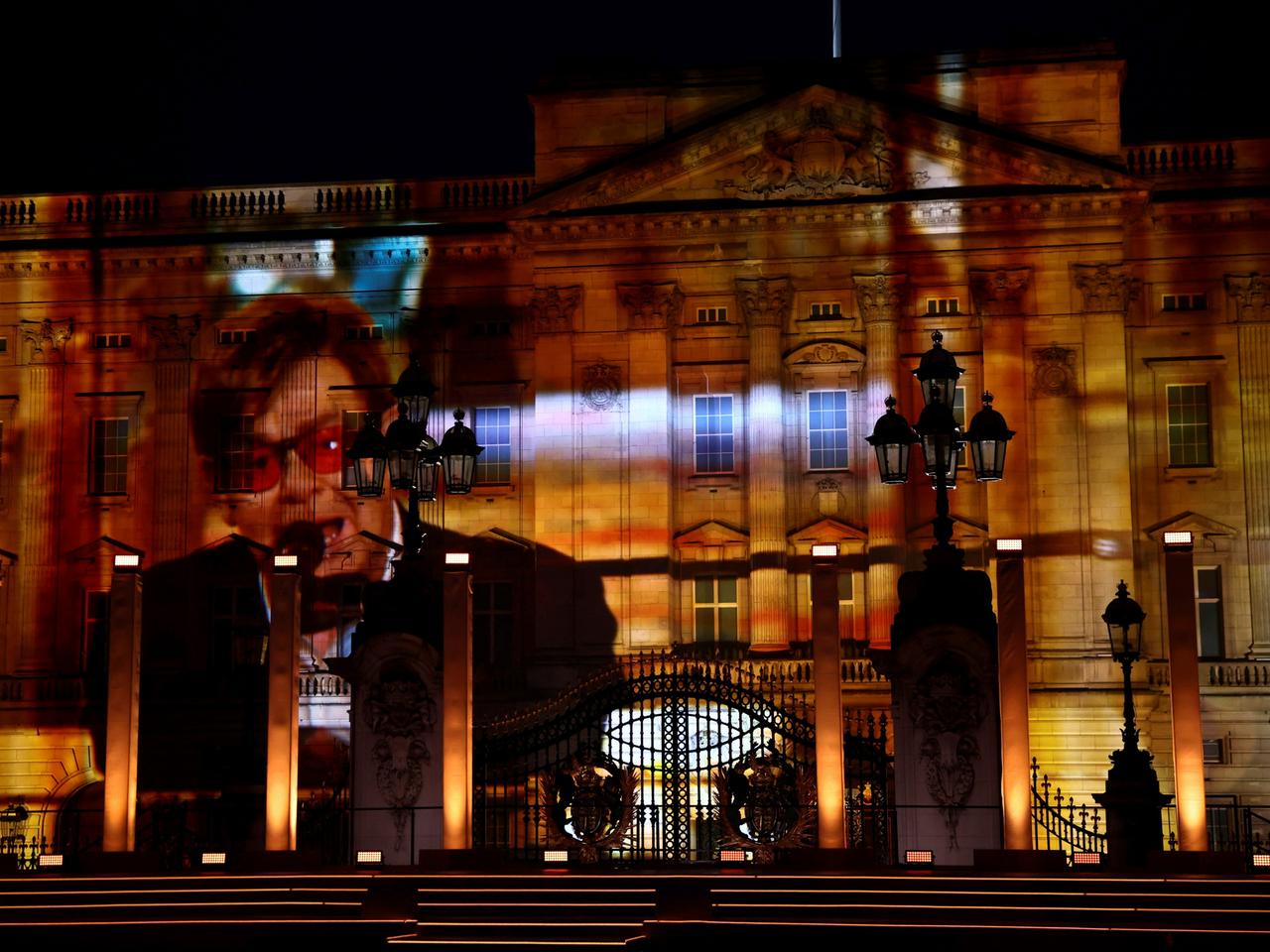 Von Elton John wurde eine voraufgezeichnete Performance an die Wände des Buckingham-Palasts projiziert.