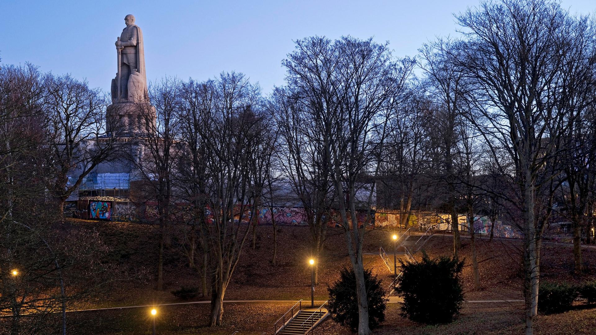 Bismarck-Denkmal, auch Hamburger Roland genannt im Alten Elbpark, Hamburg, Deutschland, Europa Bismarck-Denkmal, auch Hamburger Roland genannt im Alten Elbpark, Hamburg, Deutschland, Europa