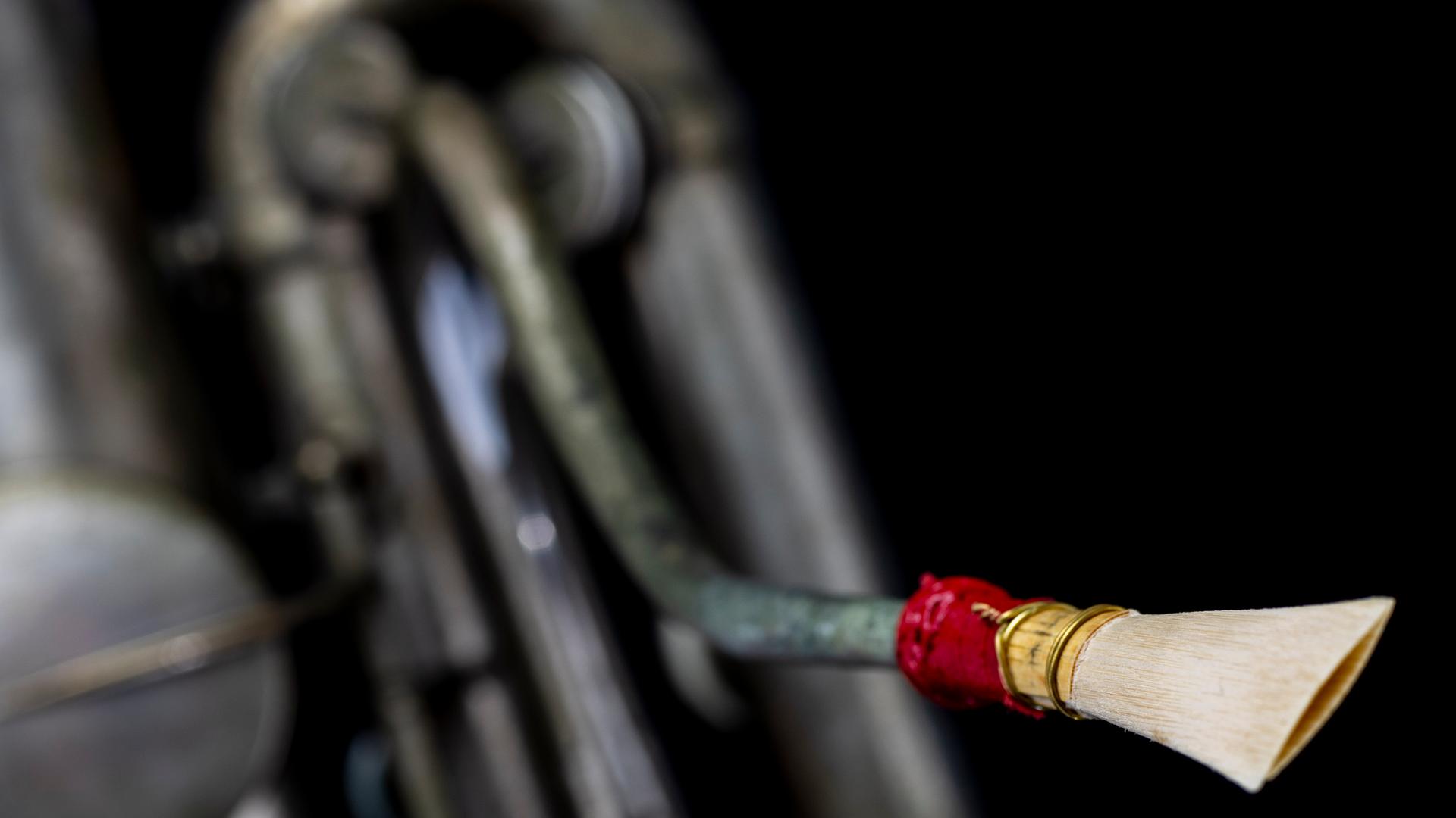 Das Mundstück eines Sarrusophons ganz nah. Den Rest des Instruments sieht man im Hintergrund des Bildes. Das Instrument wurde vor 100 Jahren von Pierre-Auguste Sarrus erfunden. Das Mundstück eines Sarrusophons ganz nah. Den Rest des Instruments sieht man im Hintergrund des Bildes. Das Instrument wurde vor 100 Jahren von Pierre-Auguste Sarrus erfunden.