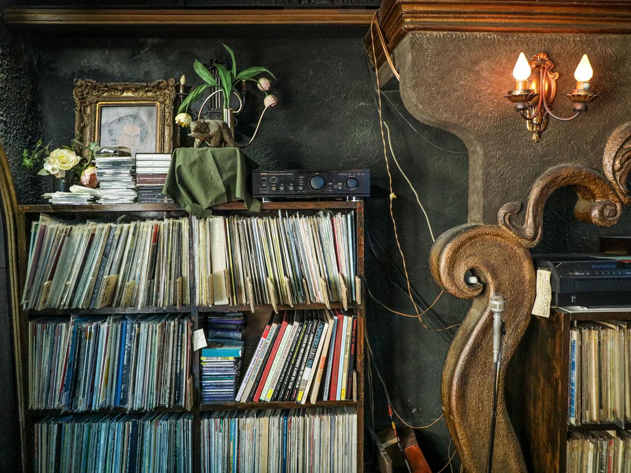 Ein Regal mit Schallplatten im Lion Café in Tokyo.
