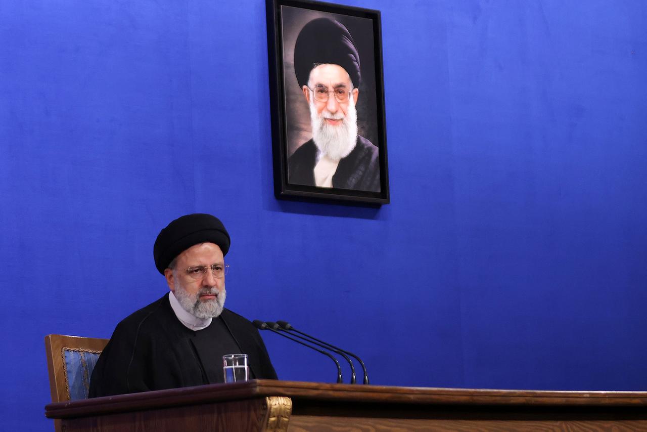 Der oberste religiöse Führer des Iran, Ayatollah Ali Khamenei, sitzt an einem Tisch Der oberste religiöse Führer des Iran, Ayatollah Ali Khamenei, sitzt an einem Tisch