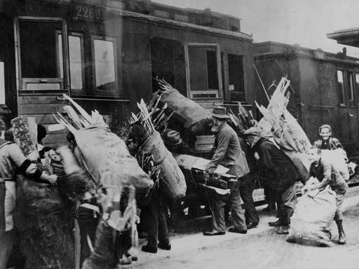 Holzsammler in der Weimarer Republik auf dem Heimweg, Deutschland im Jahr 1923.