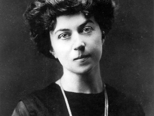 Ein Porträt von Alexandra Kollontai in jungen Jahren.
