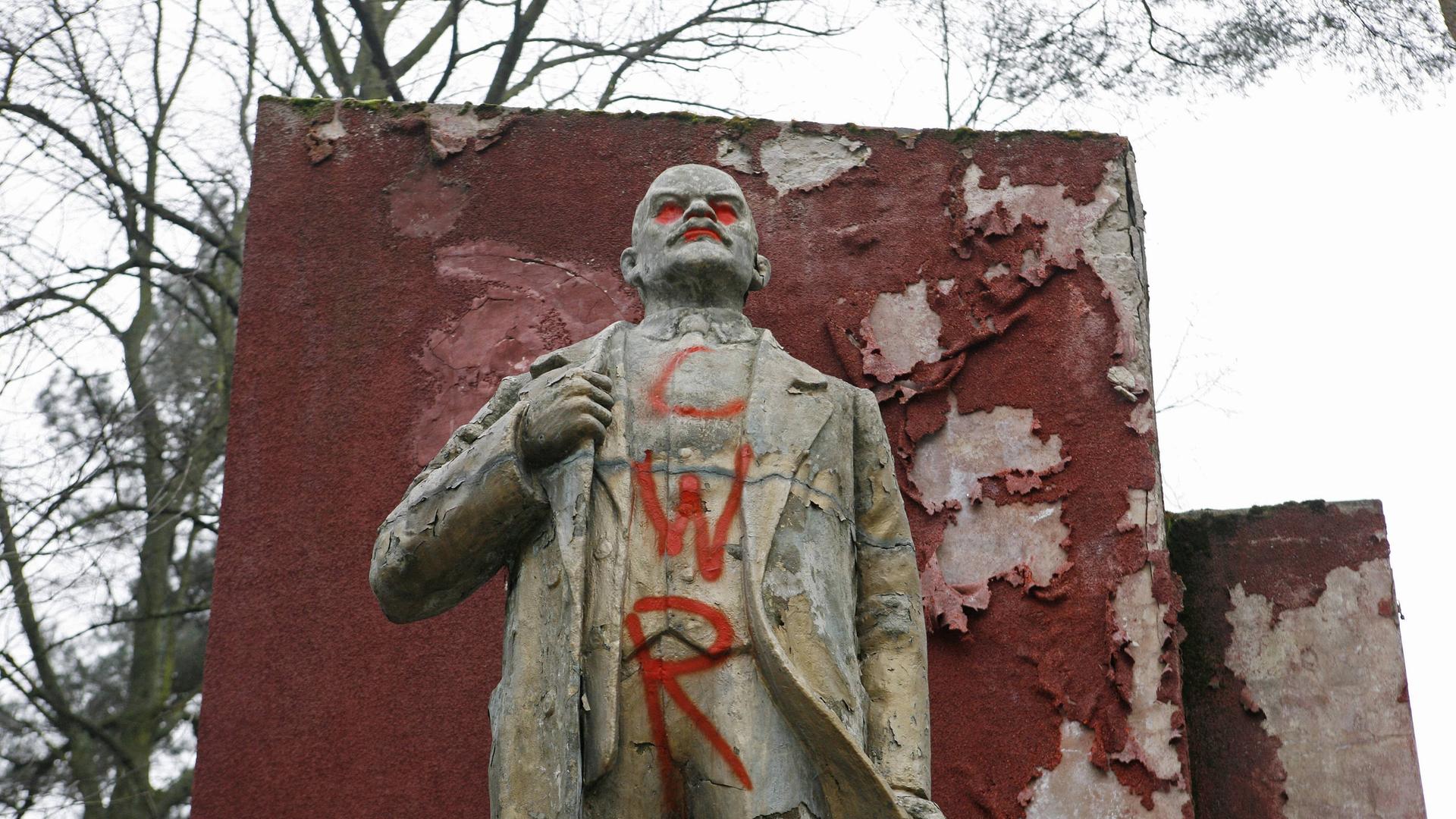 Denkmal von Wladimir Iljitsch Uljanow Lenin am 19.12.2007 auf dem Gelände der ehemaligen sowjetischen Kaserne in Nohra bei Weimar. Auf den Körper und das Gesicht wurde mit roter Farbe gemalt. Zu erkennen sind die Buchstaben C, W und R.