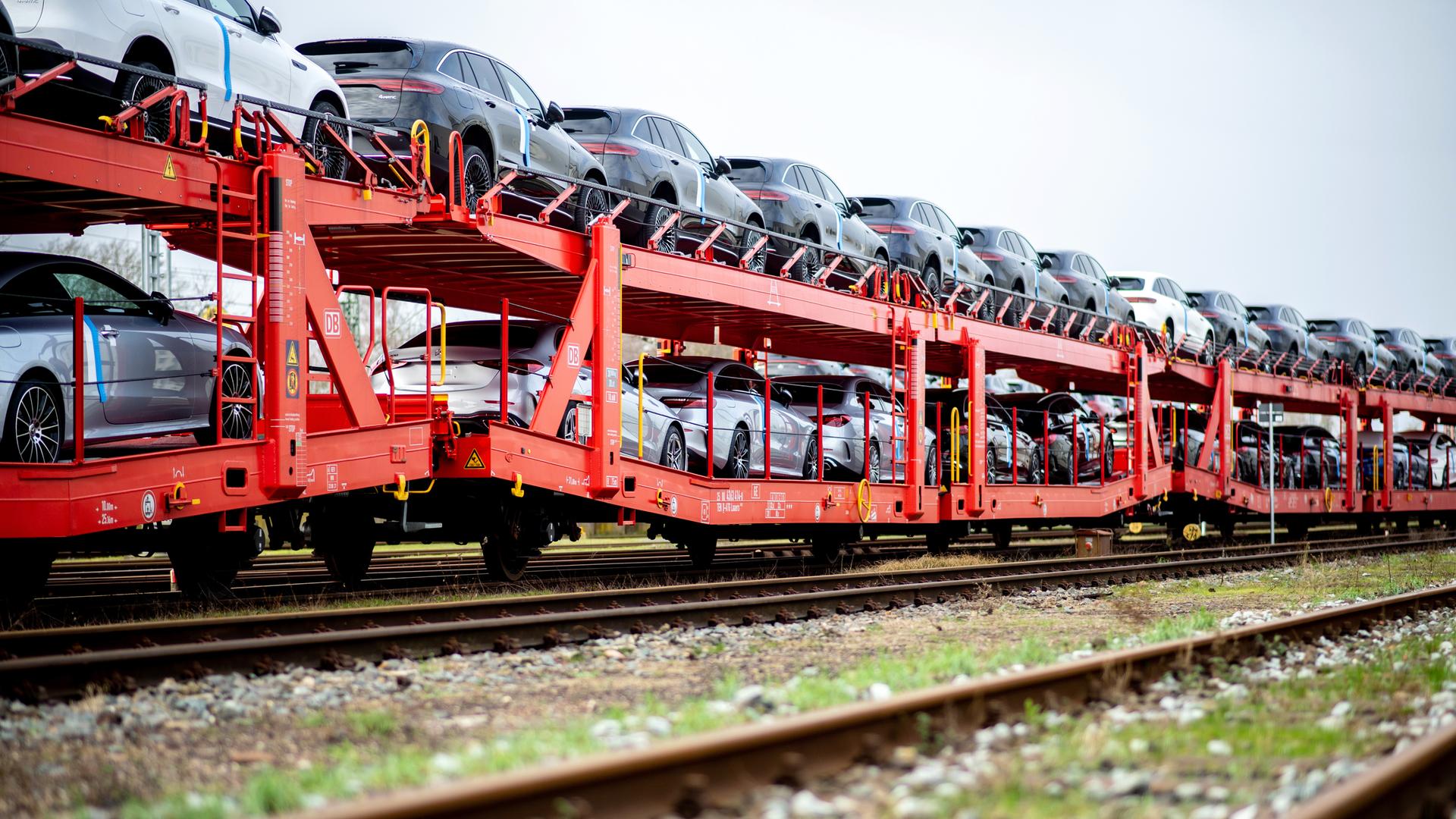 Zahlreiche Neuwagen von Mercedes-Benz stehen am Automotive Logistics Center Bremen auf dem Gelände von DB Cargo auf mehreren Bahnwaggons. Zahlreiche Neuwagen von Mercedes-Benz stehen am Automotive Logistics Center Bremen auf dem Gelände von DB Cargo auf mehreren Bahnwaggons.