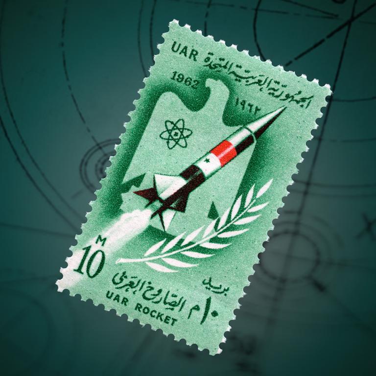 Eine Rakete auf einer Briefmarke vor grünem Hintergrund.