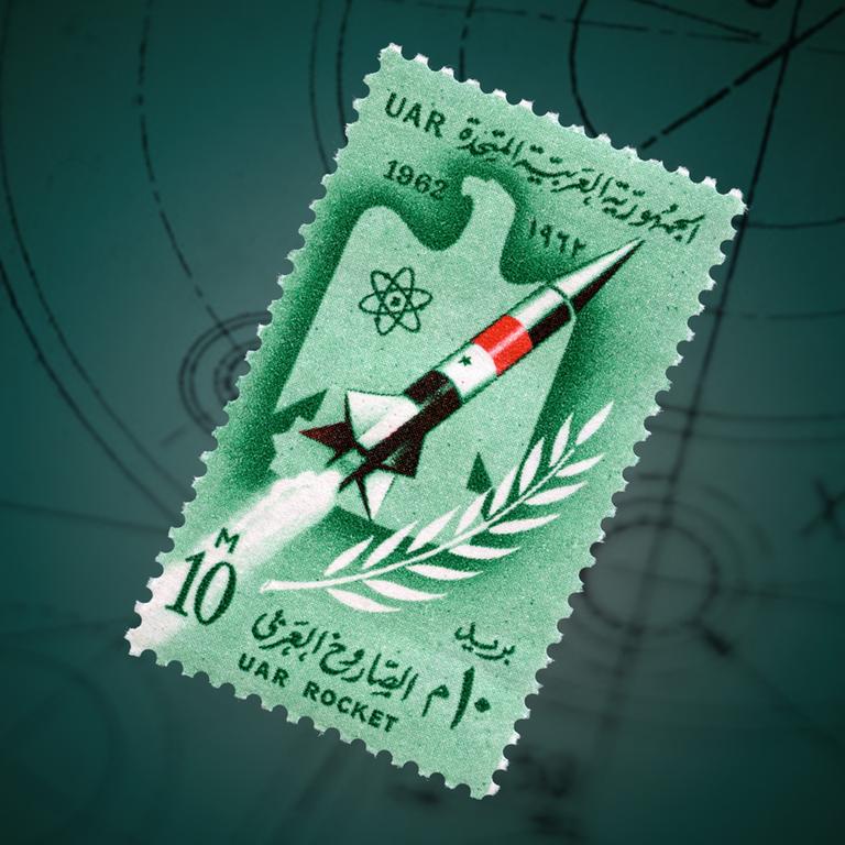 Eine Rakete auf einer Briefmarke vor grünem Hintergrund. Eine Rakete auf einer Briefmarke vor grünem Hintergrund.