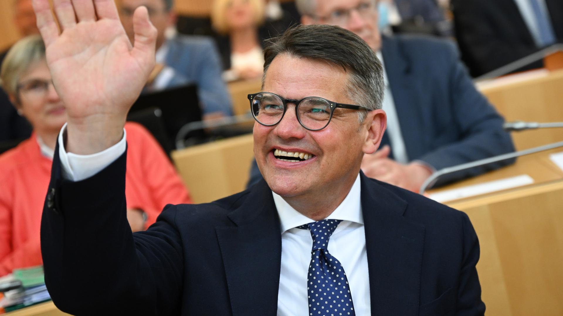 Boris Rhein winkt und freut sich. Boris Rhein winkt und freut sich.