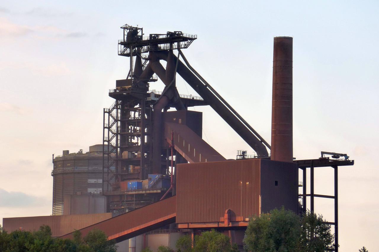 Ein großer Industriebau mit Schornstein und Produktionsanlagen. Ein großer Industriebau mit Schornstein und Produktionsanlagen.