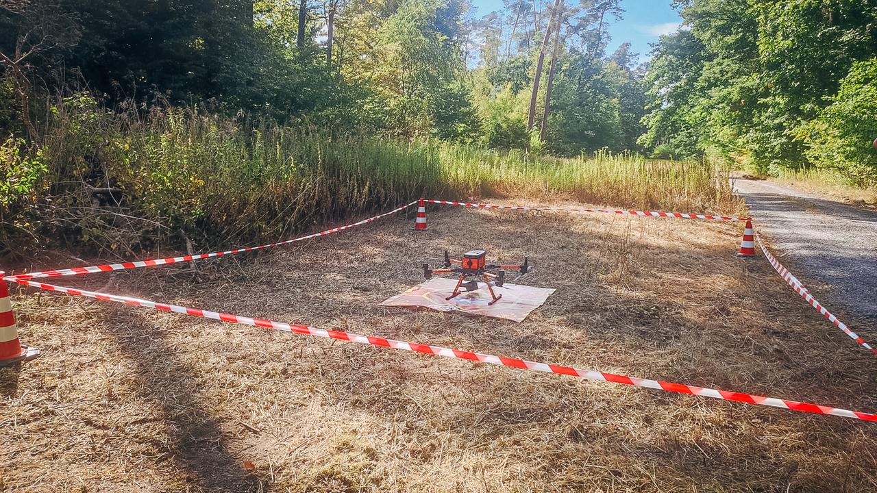 Eine Drohne für das Waldbrandmonitoring hinter Absperrband. Eine Drohne für das Waldbrandmonitoring hinter Absperrband.