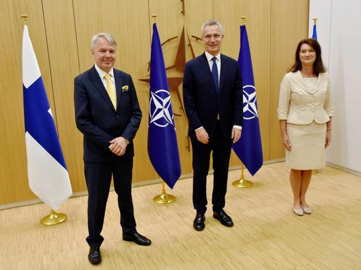 Der finnische Außenminister Pekka Haavisto und seine schwedische Kollegin Ann Linde mit NATO-Generalsekretär Jens Stoltenberg bei der Übergabe der Beitrittsprotokolle 
