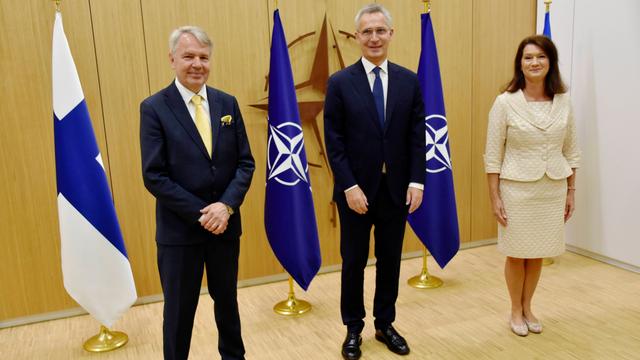 Der finnische Außenminister Pekka Haavisto und seine schwedische Kollegin Ann Linde mit NATO-Generalsekretär Jens Stoltenberg bei der Übergabe der Beitrittsprotokolle 