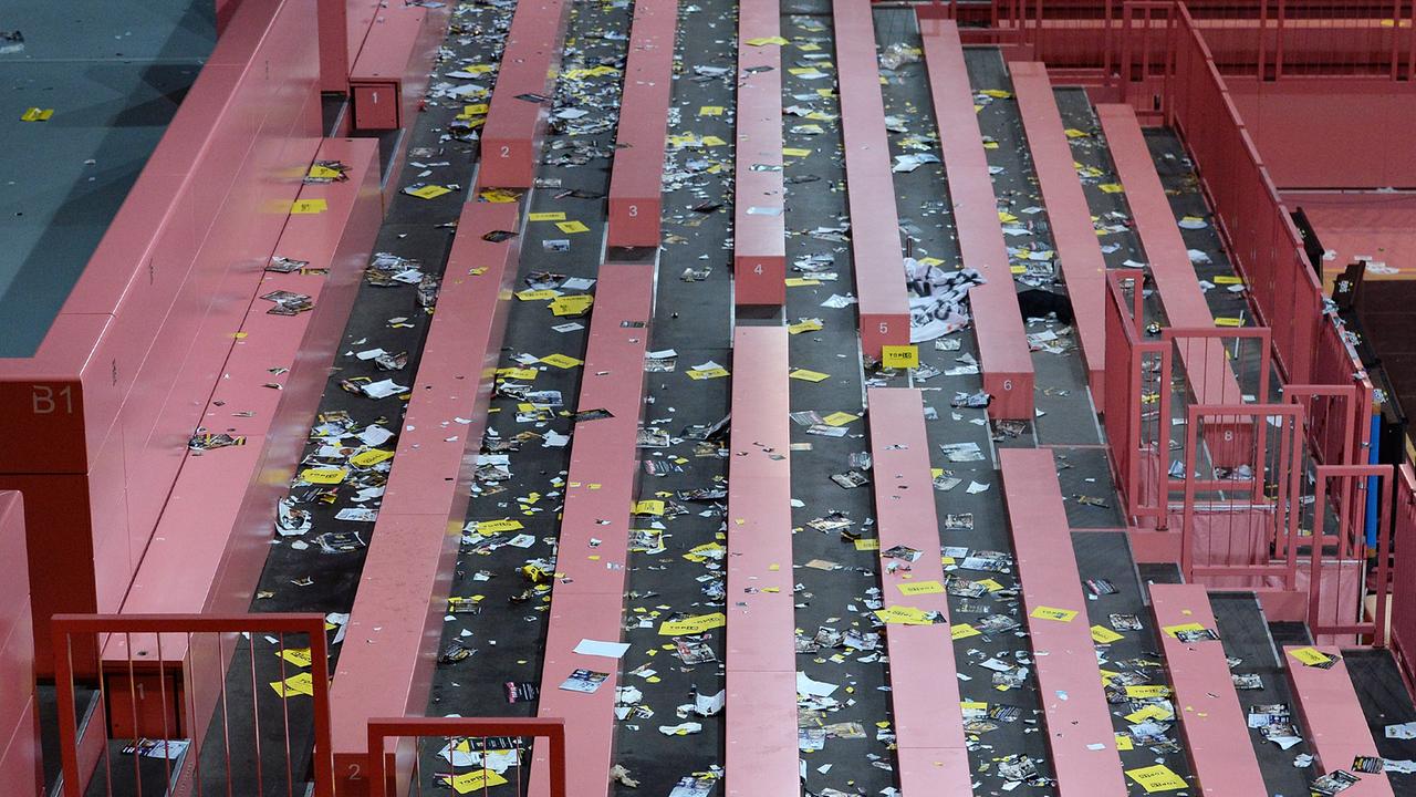 Müll liegt auf der Tribüne nach dem Basketball-Bundesligaspiel zwischen den Walter Tigers Tübingen - ratiopharm Ulm