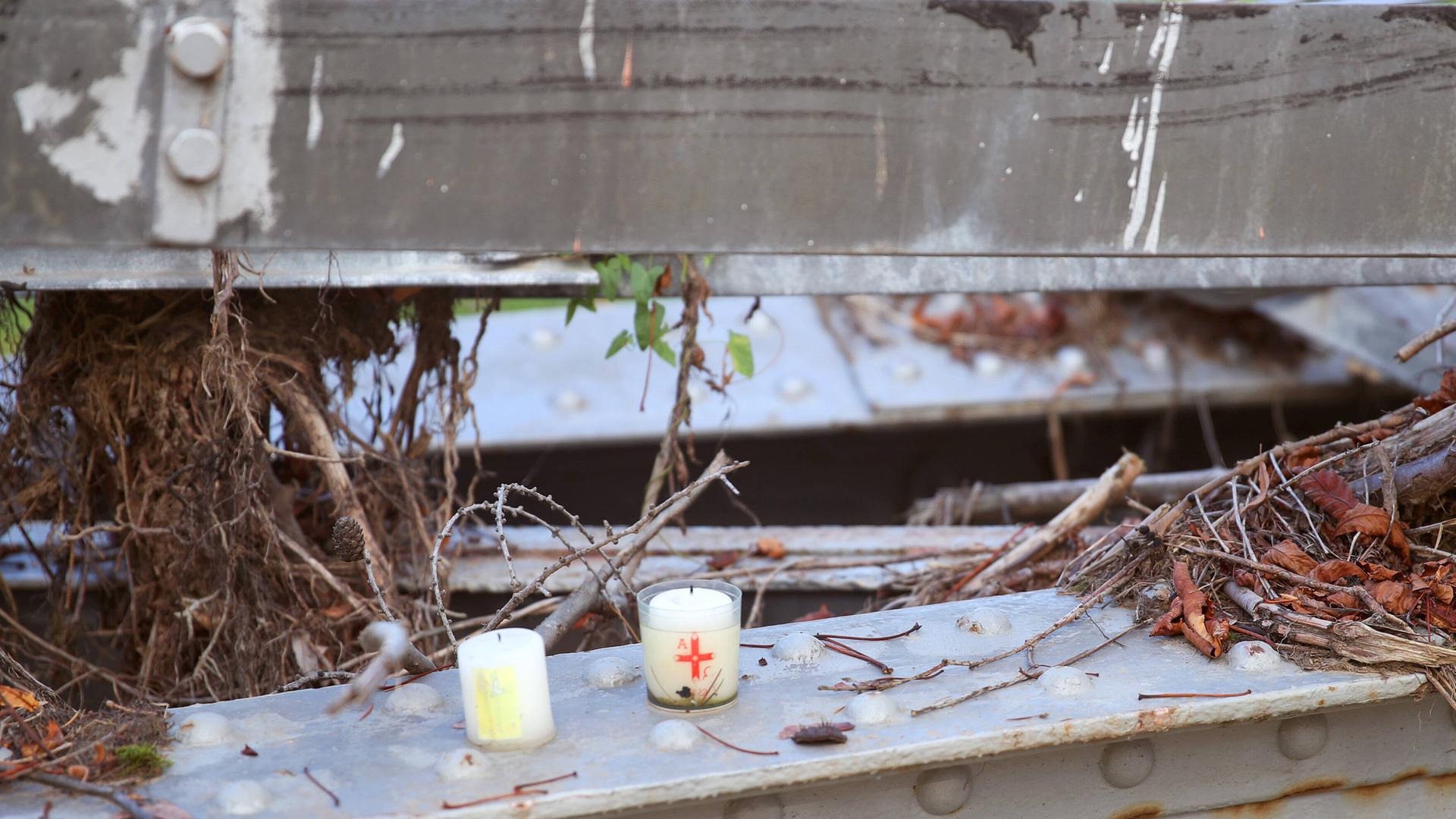 Kerzen zur Erinnerung wurden an der zerstörten Maria-Hilf-Brücke im Kurpark ausgestellt 