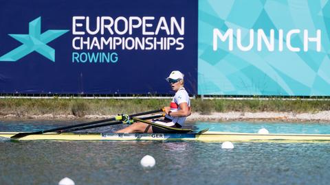 Alexandra Föster in ihrem Boot vor dem Logo der European Championships in München.
