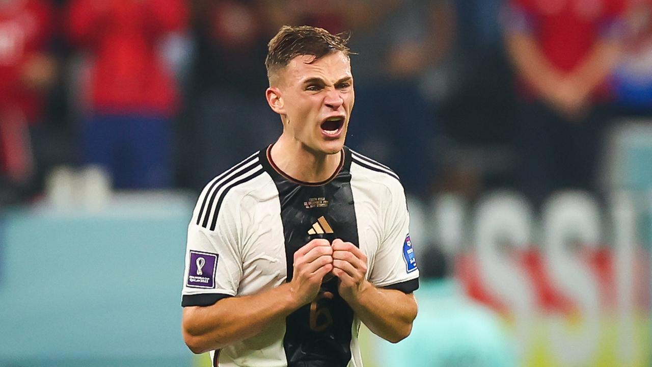 Joshua Kimmich mit verzogenem Mund auf dem Platz. Joshua Kimmich mit verzogenem Mund auf dem Platz.