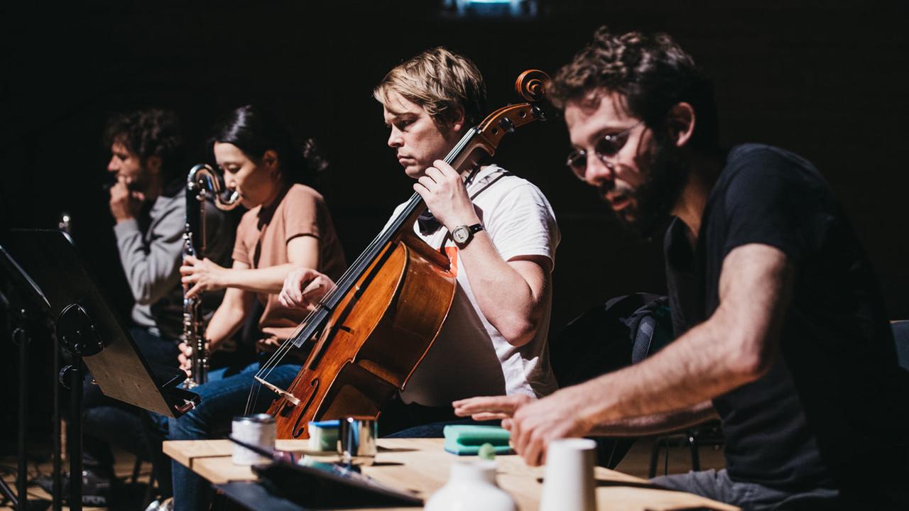 Vier Musiker des Ensembles hand werk auf der Bühne in konzentrierter Aktion Vier Musiker des Ensembles hand werk auf der Bühne in konzentrierter Aktion