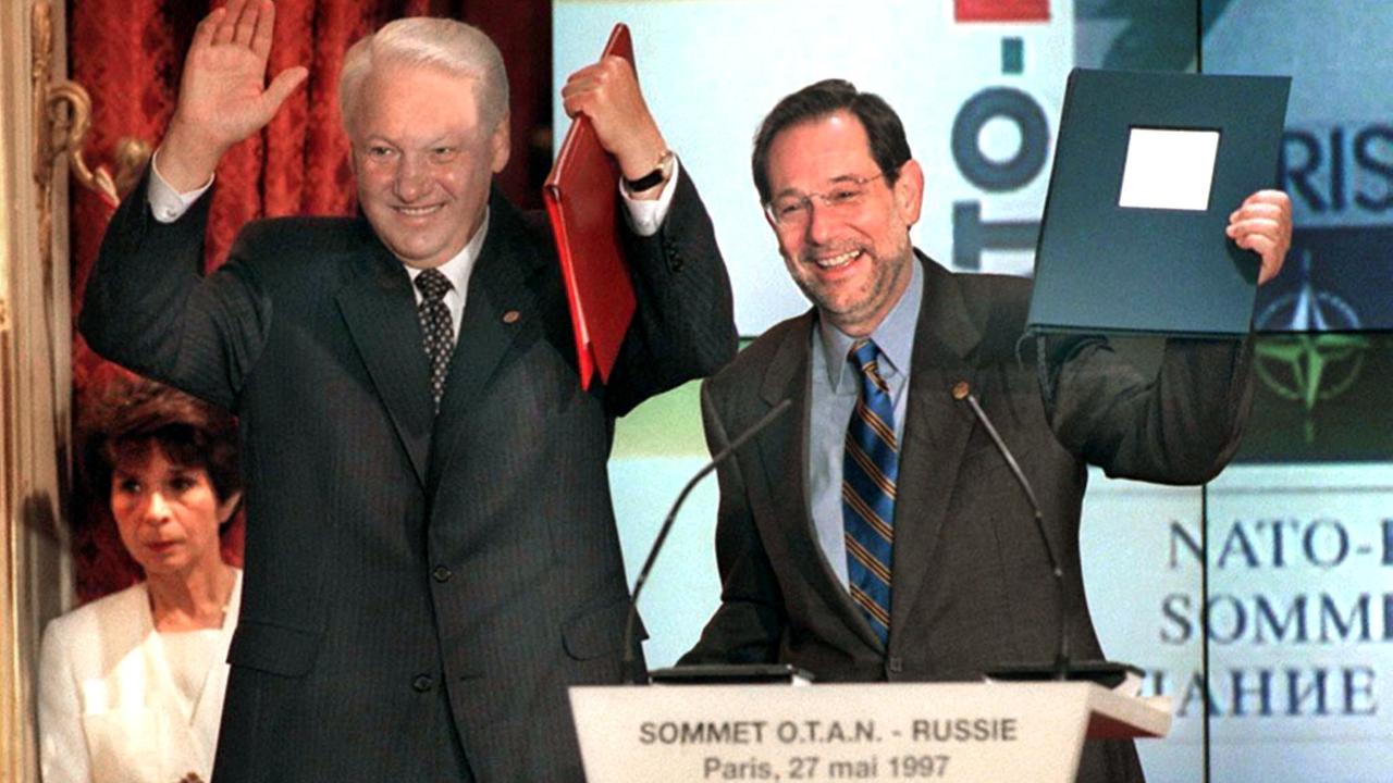 Russlands Präsident Boris Jelzin \(links\) und NATO-Generalsekretär Javier Solana winken am 27.5.1997 nach der Unterzeichnung der NATO-Russland-Grundakte in Paris in die Kameras