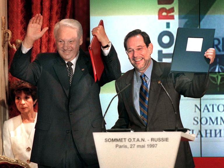 Russlands Präsident Boris Jelzin (links) und NATO-Generalsekretär Javier Solana winken am 27.5.1997 nach der Unterzeichnung der NATO-Russland-Grundakte in Paris in die Kameras