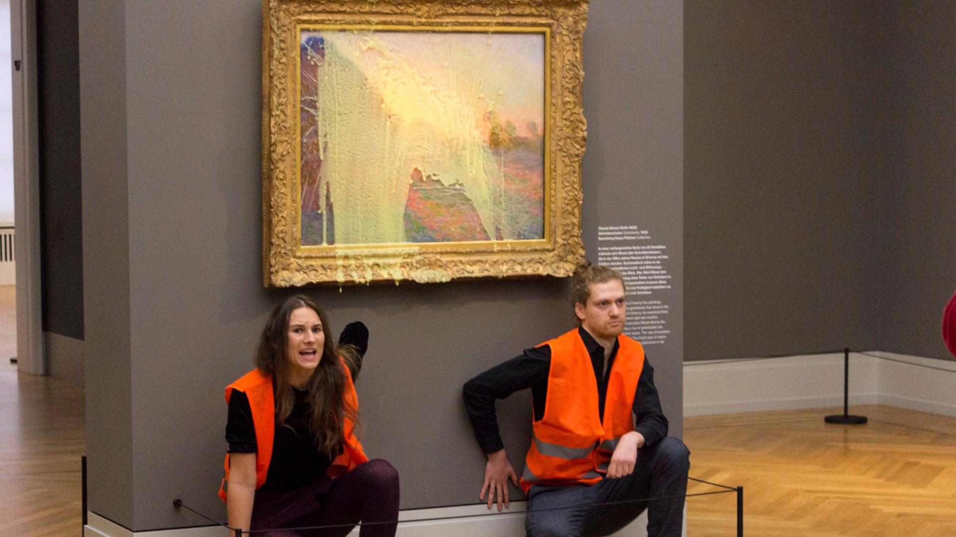 Klimaaktivisten der "Letzten Generation" schmierten Kartoffelbrei auf ein Gemälde des impressionistischen Malers Claude Monet im Potsdamer Museum Barberini. Klimaaktivisten der "Letzten Generation" schmierten Kartoffelbrei auf ein Gemälde des impressionistischen Malers Claude Monet im Potsdamer Museum Barberini.