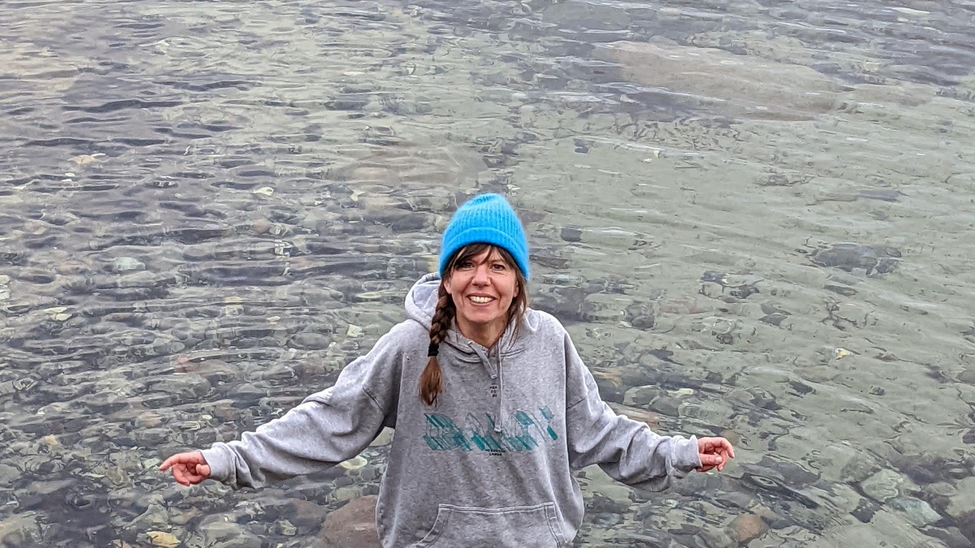 Die Autorin Michaela Vieser steht am Meer und trägt eine blaue Pudelmütze. Die Autorin Michaela Vieser steht am Meer und trägt eine blaue Pudelmütze.