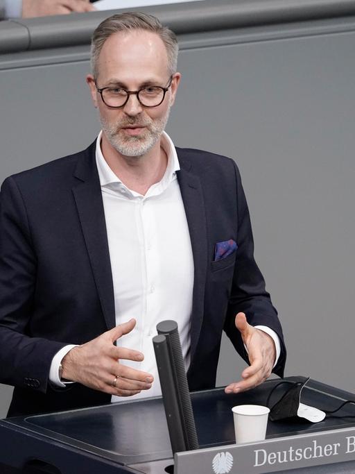 Sebastian Fiedler bei einer Rede im Deutschen Bundestag. Er trägt ein dunkles Jackett und gestikuliert mit den Händen. 