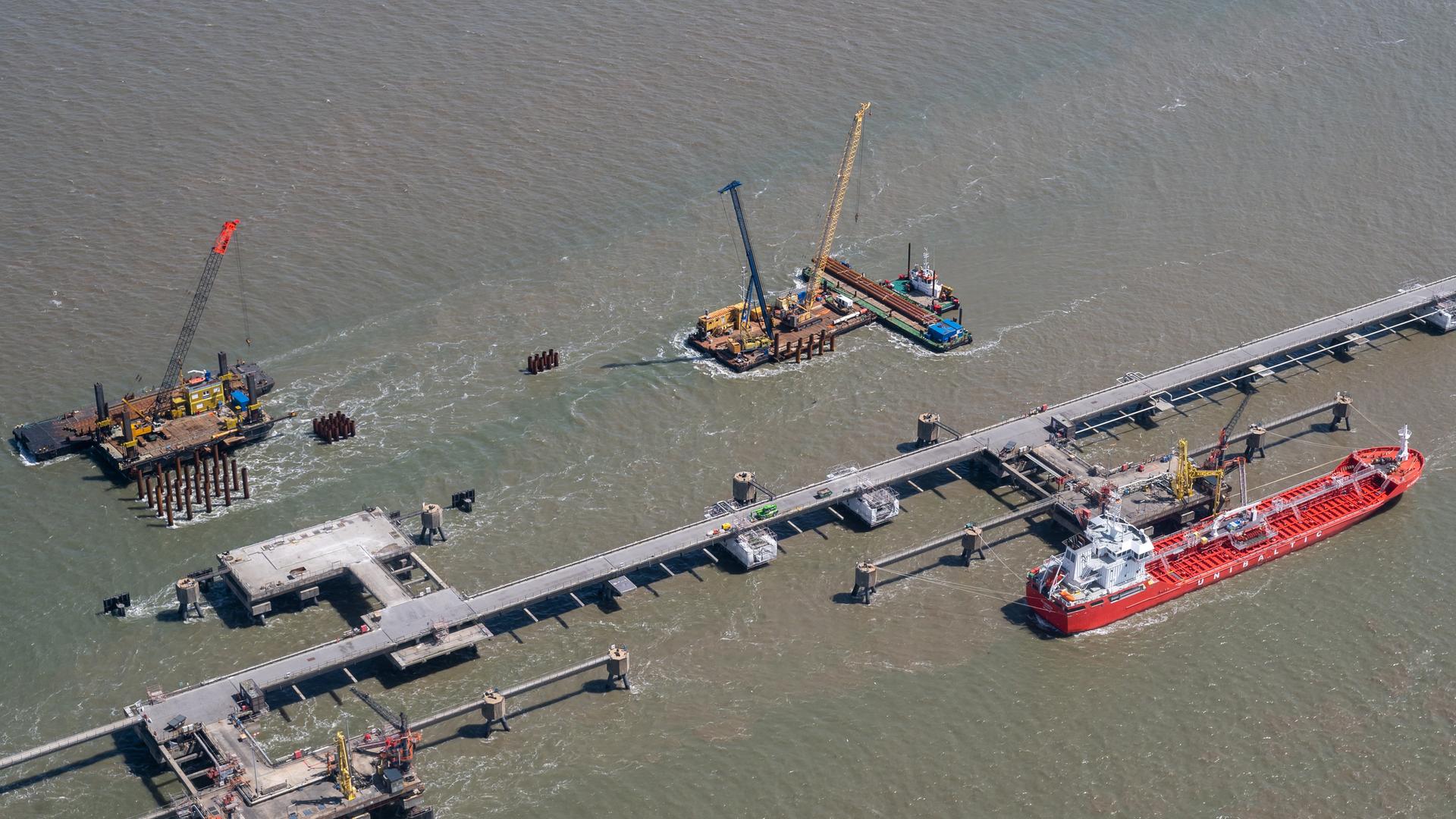 Luftaufnahme eines im Bau befindlichen schwimmenden LNG-Terminals in der Nähe von Wilhelmshaven.