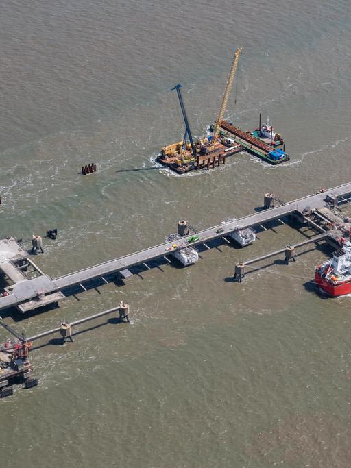 Luftaufnahme eines im Bau befindlichen schwimmenden LNG-Terminals in der Nähe von Wilhelmshaven.