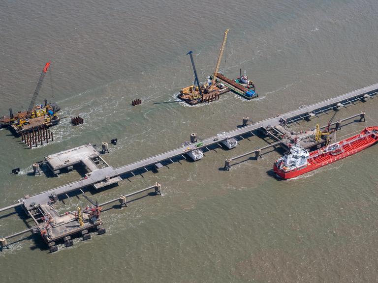 Luftaufnahme eines im Bau befindlichen schwimmenden LNG-Terminals in der Nähe von Wilhelmshaven.