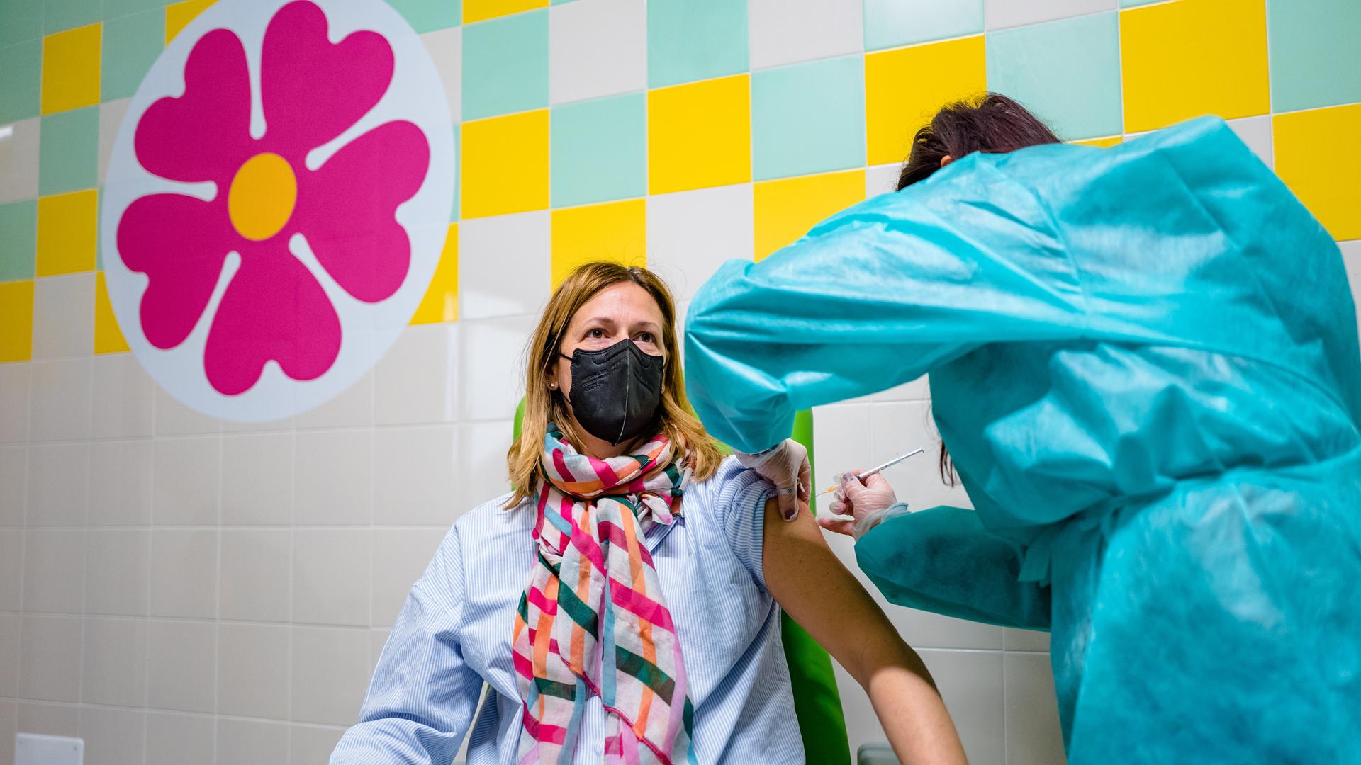 In einem Impfzentrum in Italien wird eine Frau geimpft. 