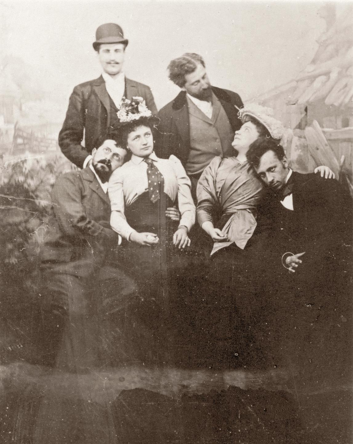 Historische Photographie im Prater von Wien (von links nach rechts): Hugo von Hofmannsthal, Arthur Schnitzler (stehend), Richard Beer-Hofmann, Felix Salten (sitzend) mit unbekannten Frauen. Um 1894.