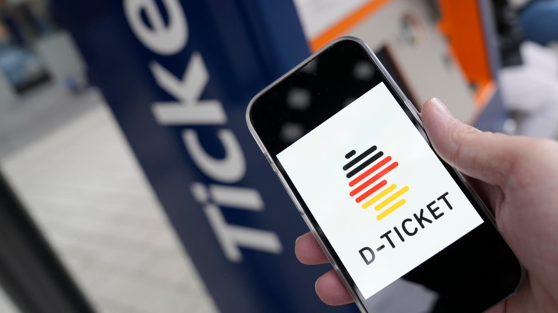 Symbolbild und Themenbild des neuen 49-Euro-Deutschland-Tickets: Handy mit dem Logo Deutschlandticket