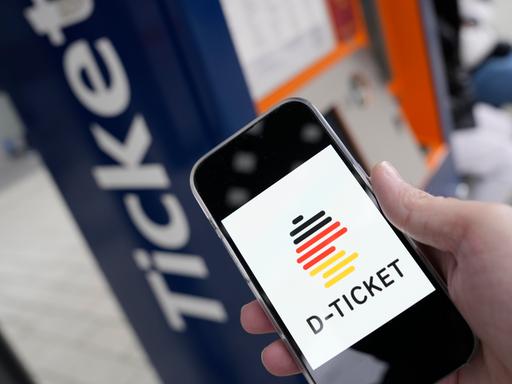 Symbolbild und Themenbild des neuen 49-Euro-Deutschland-Tickets: Handy mit dem Logo Deutschlandticket