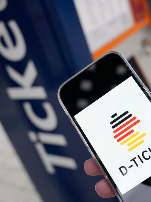 Symbolbild und Themenbild des neuen 49-Euro-Deutschland-Tickets: Handy mit dem Logo Deutschlandticket