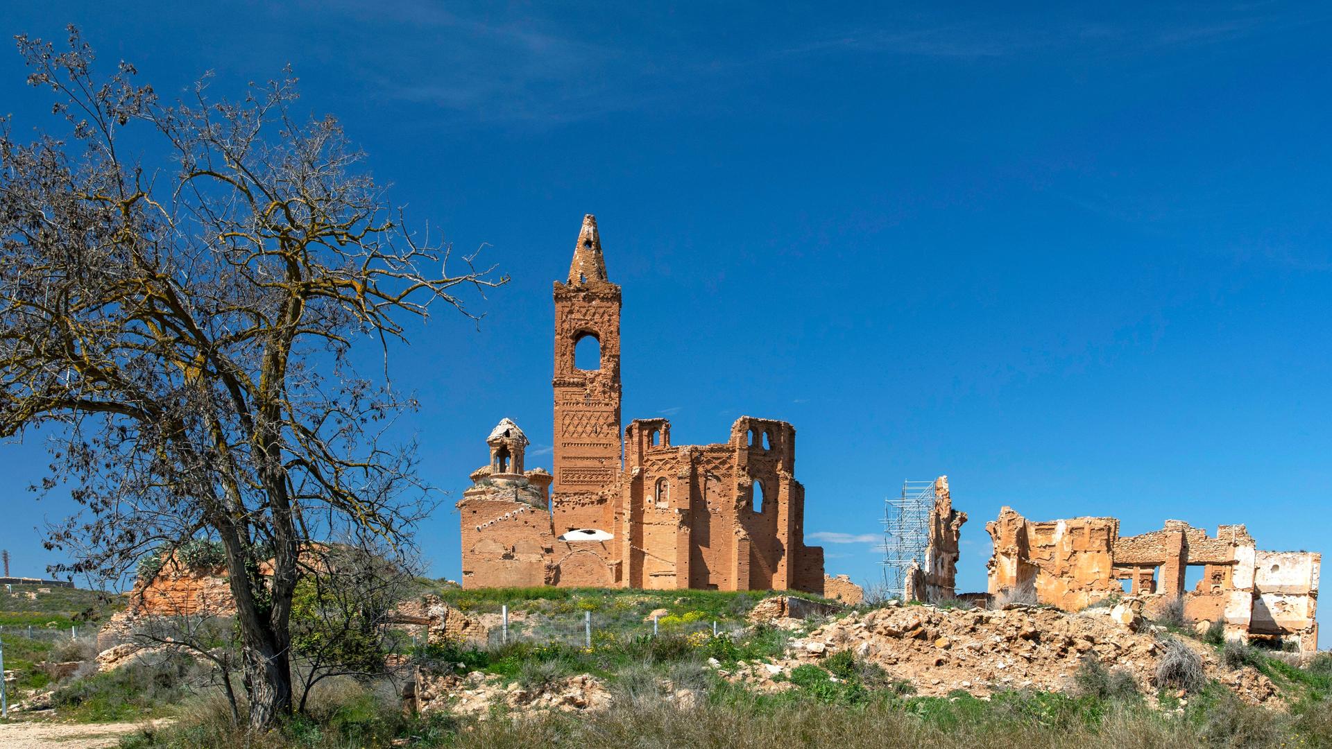 Ruine einer im spanischen Bürgerkrieg 1937 zerstörten Kirche. Ruine einer im spanischen Bürgerkrieg 1937 zerstörten Kirche.